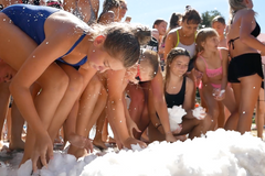 Letní koulovačka. V Náchodě si užili opravdový sníh