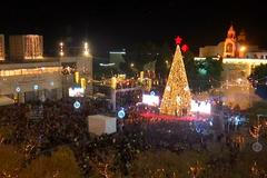 Biblické město se rozzářilo v duchu Vánoc. Rozsvítilo obří vánoční strom