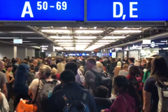 Policie evakuovala část letiště ve Frankfurtu kvůli cestujícímu, který zmizel po odbavení