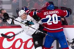 hokej, NHL 2018/2019, Montreal - San Jose, Radim Šimek (vlevo) v souboji s domácím Nicolasem Deslauriersem