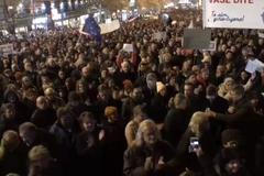 ŽIVĚ: Protest proti Babišovi. Lidé v centru Prahy volají po premiérově demisi