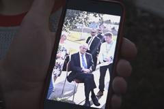 Zeman obhlížel pozemky člověka, který obchoduje s chudobou