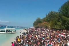 Z indonéských ostrovů záchranáři evakuovali tisíce turistů. Následky zemětřesení jsou katastrofické