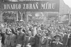 1. máj za socialismu průvod transparenty alegorické vozy