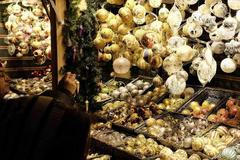 Jako v pohádce. Vánoční trhy ve Vídni lákají na krásnou výzdobu a desítky stánků i velké kluziště