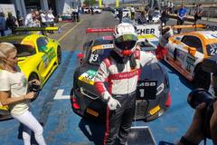 Filip Salaquarda slaví vítězství v závodě ADCA GT Masters na Nürburgringu