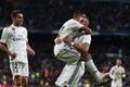 fotbal, španělská liga 2018/2019, Real Madrid - Valencie, Lucas Vázquez slaví gól v náruči Karima Benzemy