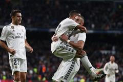fotbal, španělská liga 2018/2019, Real Madrid - Valencie, Lucas Vázquez slaví gól v náruči Karima Benzemy