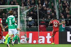 fotbal, německá liga 2018/2019, Brémy - Bayern Mnichov, Serge Gnabry překonává Jiřího Pavlenku