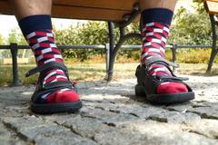 Ponožky v sandálech? Žádné faux pas, ale zásadní módní doplněk. Vyzkoušel je i Martin Veselovský