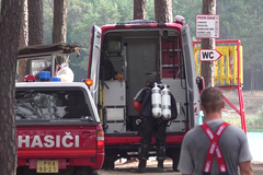 Policii a záchranku volali návštěvníci, areál jezera Lhota nic nedělal, říká návštěvnice