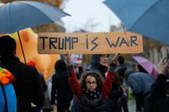 O víkendu v Paříži protestovali lidé proti návštěvě Donalda Trumpa.