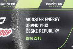 Jakub Kornfeil slaví třetí místo v závodě Moto3 v Brně