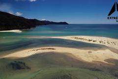 Přistání v ráji na Zemi je pořádný oříšek. Tohle extrémní letiště dá pilotům zabrat