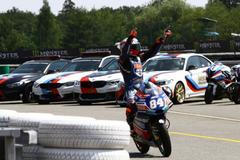 Jakub Kornfeil slaví vítězství v kvalifikaci Moto3 v Brně