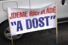 Taxikáři v Praze protestovali proti Uberu. Sešla se jich jen hrstka