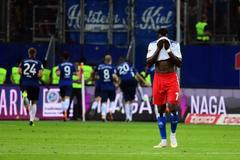 Zklamaný Chálid Narey z Hamburku v zápase s Kielem