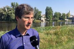 Nová lávka může stát v Nymburce do dvou let, hasičské tanky odvezou trosky té staré, říká starosta