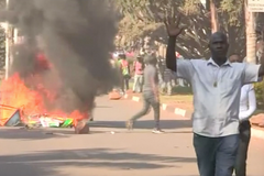 Zimbabwská policie tvrdě rozehnala demonstranty. Opozice tvrdí, že vládní strana zmanipulovala volby