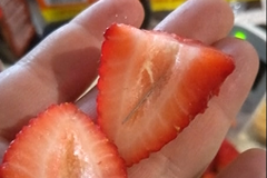 Detektivové zatkli v Austrálii ženu, která strkala jehly do jahod