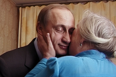 Mladý Putin v době, kdy v něm ještě nikdo neviděl démona. Co odhalují Svědkové Putinovi