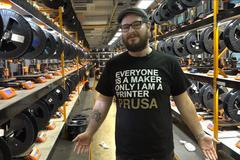 Český výrobce slaví s 3D tiskárnami raketový úspěch. Josef Průša nám ukázal, kde vznikají