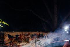 Škoda Scala a umělec Chemis u Lennonovy zdi