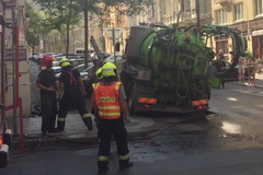 Na pražských Vinohradech se propadl čistící vůz. Vytáhl ho jeřáb