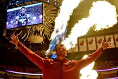 Jason Smith z Washingtonu zdraví fanoušky před zápasem na hřišti Miami.