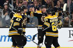 Bostonský útočník David Pastrňák (88) slaví gól v síti Toronta
