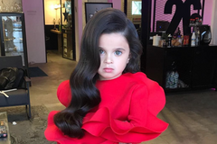 Nadpřirozeně dlouhé a objemné. Pětiletá modelka ohromuje svými vlasy