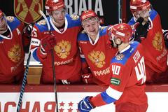 Ruský útočník Jevgenij Ketov slaví gól v zápase EHT se Švédskem.