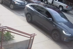 Tesla testuje dálkové ovládání elektromibilů. Přeparkujete klidně z kanceláře