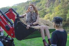 Modelky se silnými stroji na rybách i na lovu. Podívejte se, jak vznikal nový kalendář Zetoru