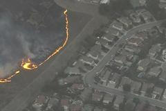 Ničivý požár ohrožuje Los Angeles. Na severu Kalifornie hoří více než 3 000 hektarů půdy