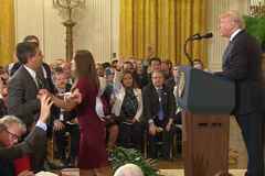 Ruka položená na stážistce. Bílý dům zrušil akreditaci novináři, který naštval Trumpa