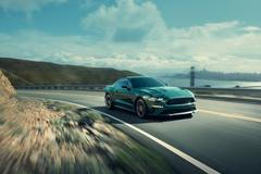 Jaké to je projet se po legendárním závodním okruhu na ostrově Man s Mustangem Bullitt? Podívejte se