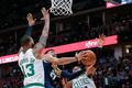 basketbal, NBA 2018/2019, Denver - Boston, Jamal Murray se prodírá obranou Bostonu