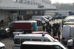 Ve skladu společnosti Rohlík probíhá razie. Policie odváží několik zajištěných osob