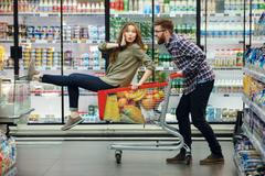 nákupy nákupní vozík samoobsluha supermarket
