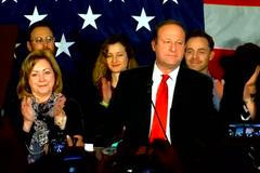 Američané poprvé v dějinách zvolili na pozici guvernéra gaye