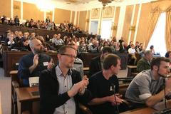 Pohled na jednání petičního výboru, kam přišlo velké množství návštěvníků