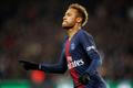 Neymar z Paris St. Germain slaví gól v síti Lille