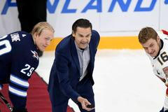 Slavností buly před zápasem NHL: Patrik Laine (Winnipeg), Teppo Numminen a Aleksandr Barkov (Florida)