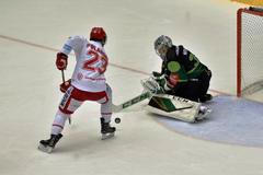 Třinecký útočník Jiří Polanský před brankářem Filipem Novotným z Karlových Varů