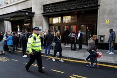 Policie zasahovala u sídla Sony Music v Londýně. Muž pobodal dvě osoby