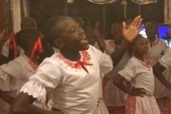 Ambasáda v Nairobi: Místní děti zpívají slovenskou lidovku Tancuj, tancuj, vykrúcaj!