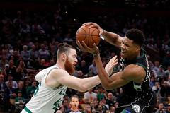 basketbal, NBA 2018/2019, Boston - Milwaukee, domácí Semi Ojeleye bojuje o míč s Jannisem Antetokounmpem
