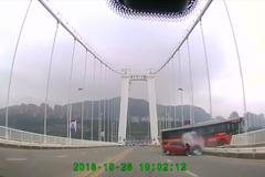 Řidič v Číně přejel zastávku, cestující ho začala bít. Autobus kvůli hádce spadl z mostu