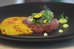 Jednoduchá a přitom luxusní večeře. Tuňákový tatarák podle receptu šéfkuchaře